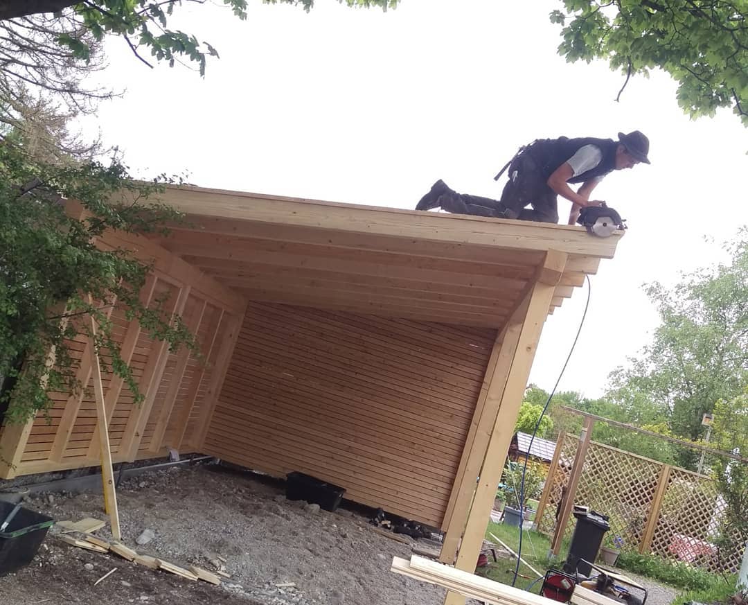 Fertiggestellter Holzcarport von Holzbau Bosch
