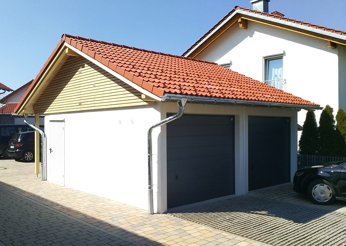 Fertiggestellte Holzgarage von Holzbau Bosch
