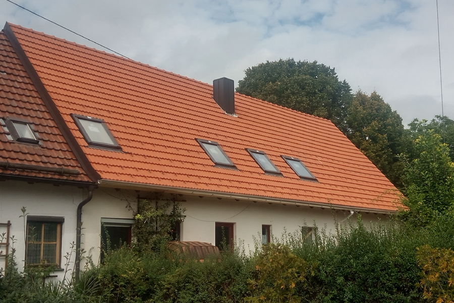 Saniertes Steildach mit neuen Dachfenstern und hochwertiger Ziegeldeckung