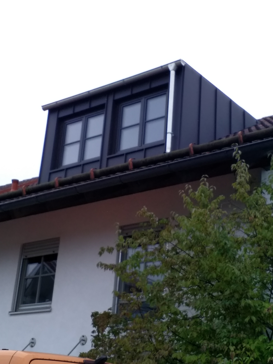 Moderne Dachgaube von Holzbau Bosch