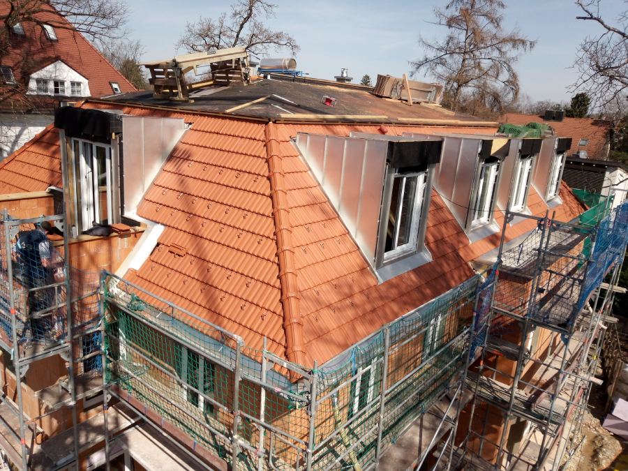 Dachsanierung mit neuen Dachgauben, Dacheindeckung und Gerüst am Wohnhaus