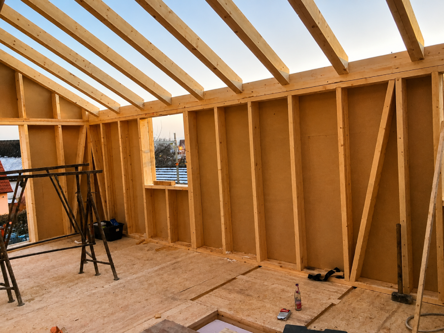 Holzrahmenbau im Innenbereich mit montierter Dachkonstruktion während der Bauphase